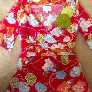 Bright floral short sleeve top w low neck line.